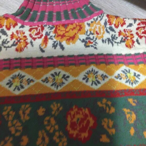 Designer sweater new size meduim very beautiful color  short sleeves - Picture 2 of 3